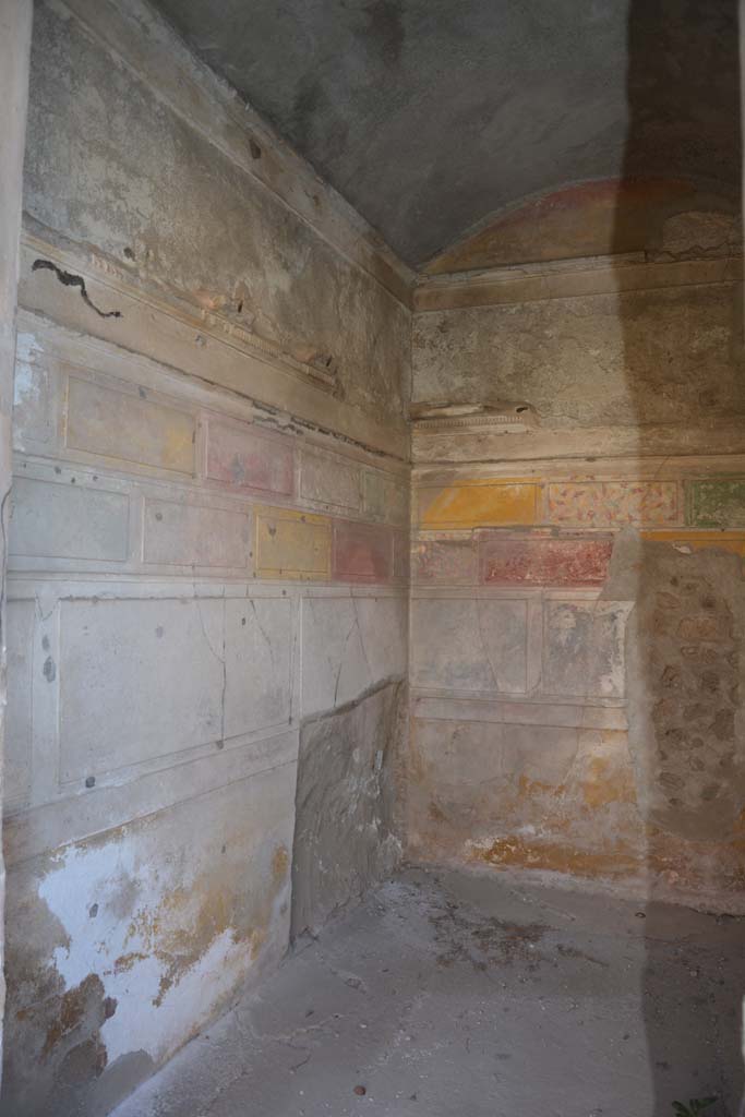 V.2.h Pompeii. October 2019. 
Cubiculum g, looking south along east wall towards south-east corner with bed recess.
Foto Annette Haug, ERC Grant 681269 DCOR.
