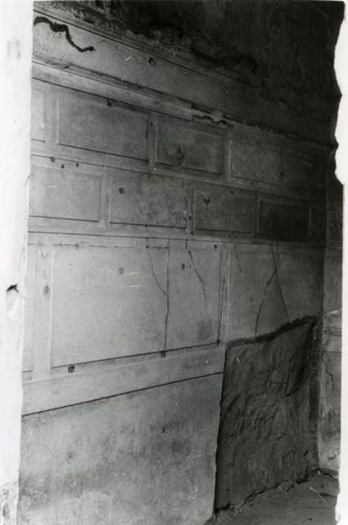 V.2.h Pompeii. 1968. Casa del Cenacolo, cubiculum g, left E side wall, overall.  Photo courtesy of Anne Laidlaw.
American Academy in Rome, Photographic Archive. Laidlaw collection _P_68_7_0.
