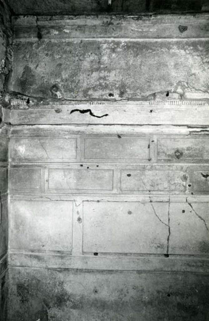 V.2.h Pompeii. 1972. Casa del Cenacolo, cubiculum g, left E wall.  Photo courtesy of Anne Laidlaw.
American Academy in Rome, Photographic Archive. Laidlaw collection _P_72_19_16.
