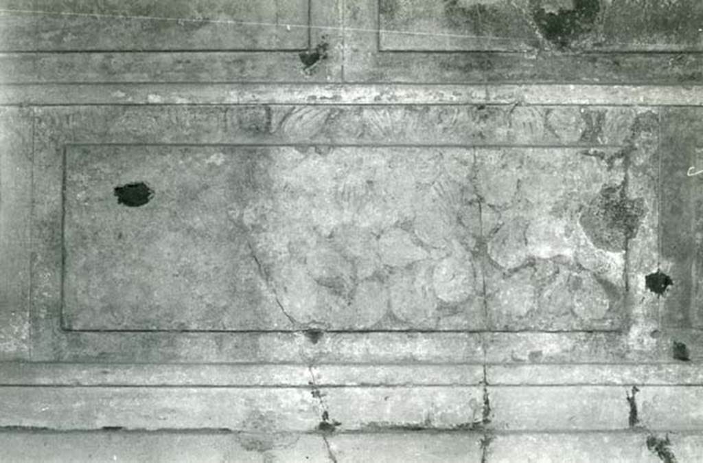 V.2.h Pompeii. 1972. Casa del Cenacolo, cubiculum g, detail of marbling on E wall. 
Photo courtesy of Anne Laidlaw.
American Academy in Rome, Photographic Archive. Laidlaw collection _P_72_19_9.

