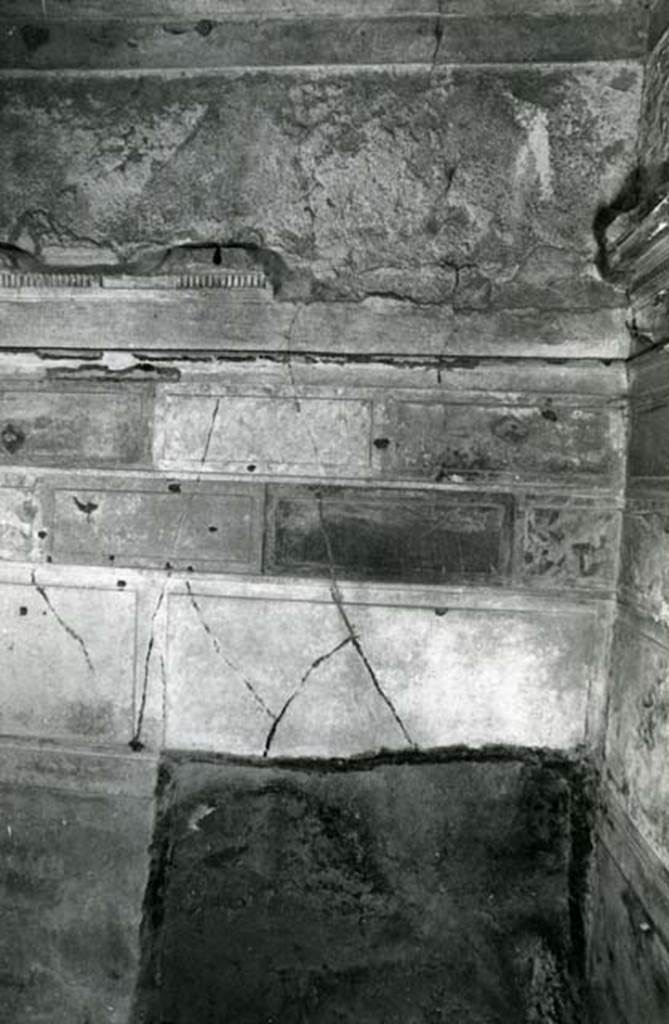 V.2.h Pompeii. 1972. Casa del Cenacolo, cubiculum g, left E wall in SE corner.  
Photo courtesy of Anne Laidlaw.
American Academy in Rome, Photographic Archive. Laidlaw collection _P_72_19_13.
