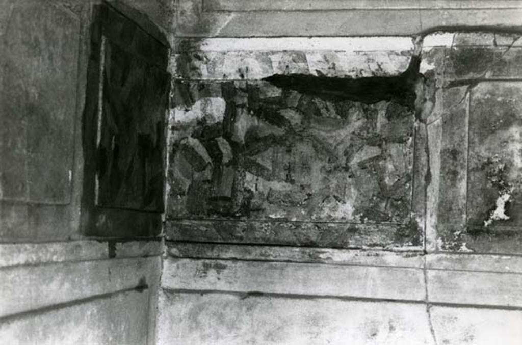V.2.h Pompeii. 1980. Casa del Cenacolo, cubiculum g, detail of marbling in SE corner.  
Photo courtesy of Anne Laidlaw.
American Academy in Rome, Photographic Archive. Laidlaw collection _P_80_1_26.

