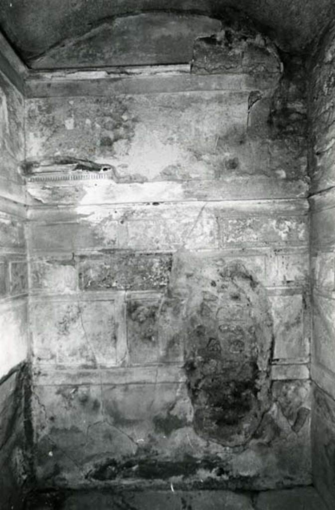 V.2.h Pompeii. 1972. Casa del Cenacolo, cubiculum g, back S wall, main zone overall.  
Photo courtesy of Anne Laidlaw.
American Academy in Rome, Photographic Archive. Laidlaw collection _P_72_19_22.
