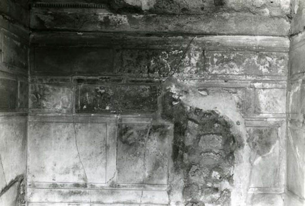 V.2.h Pompeii. 1968. Casa del Cenacolo, cubiculum g, back S wall.  Photo courtesy of Anne Laidlaw.
American Academy in Rome, Photographic Archive. Laidlaw collection _P_68_7_4.
