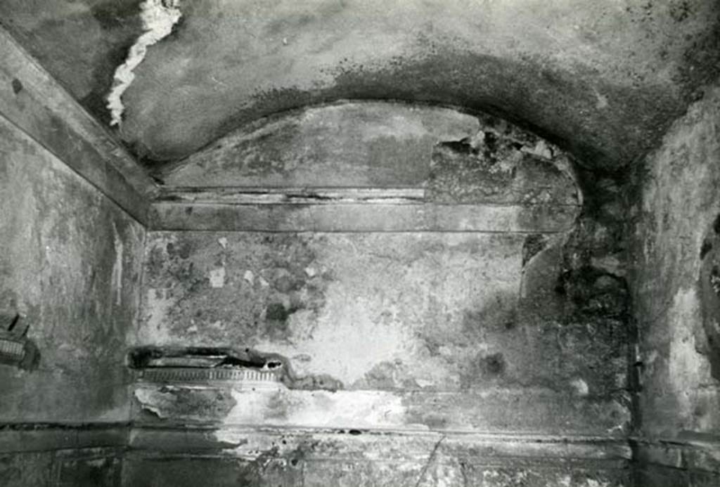 V.2.h Pompeii. 1972. Casa del Cenacolo, cubiculum g, back S wall, lunette.  Photo courtesy of Anne Laidlaw.
American Academy in Rome, Photographic Archive. Laidlaw collection _P_72_20_13.

 
