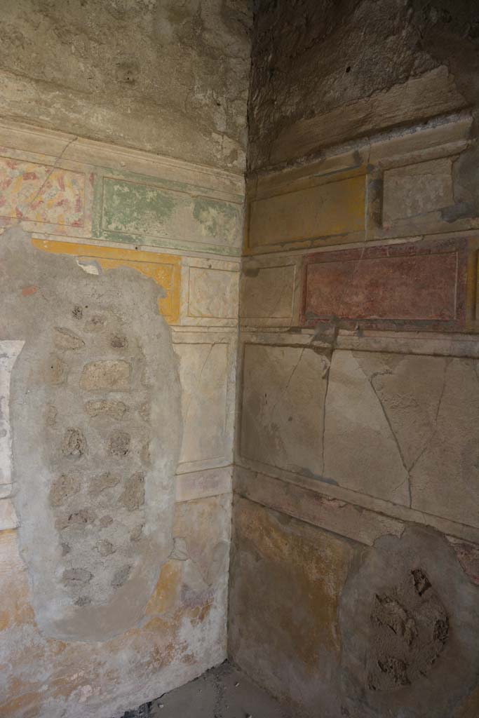 V.2.h Pompeii. October 2019. Cubiculum g, detail of south-west corner.
Foto Annette Haug, ERC Grant 681269 DCOR.

