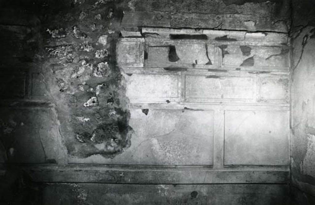 V.2.h Pompeii. 1972. Casa del Cenacolo, cubiculum g, right W wall.  Photo courtesy of Anne Laidlaw.
American Academy in Rome, Photographic Archive. Laidlaw collection _P_72_20_7.

