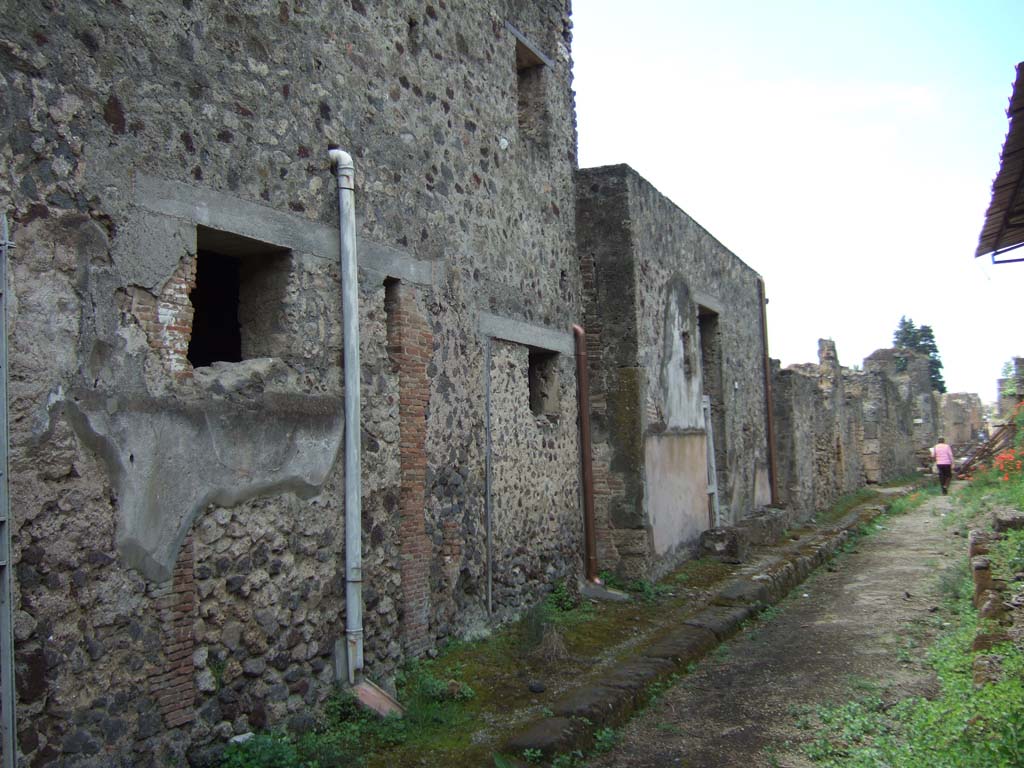 V.2.i Pompeii left and V.2.h on Vicolo delle Nozze d’Argento. May 2006.