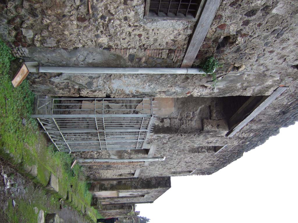 V.2.i Pompeii. March 2009. Room 1, atrium.  Restored compluvium, originally fitted with Grondaia or water spouts (see picture below).

