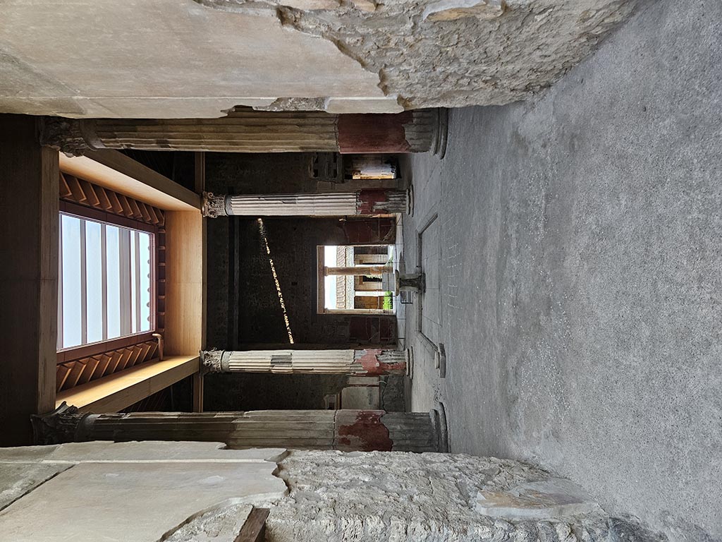 V.2.i Pompeii.  May 2005.  Room 1. Atrium.  East side showing windows of rooms on upper floor.
