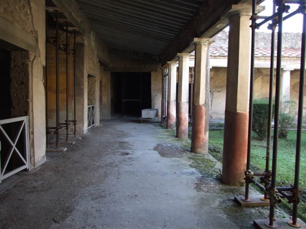 V.2.i Pompeii. December 2007. Looking west along south side portico of peristyle.