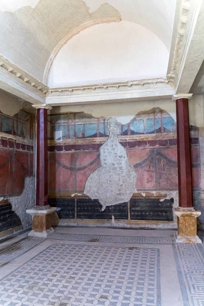 V.2.i Pompeii. March 2023. 
Room 21, Corinthian oecus, east wall. Photo courtesy of Johannes Eber.
