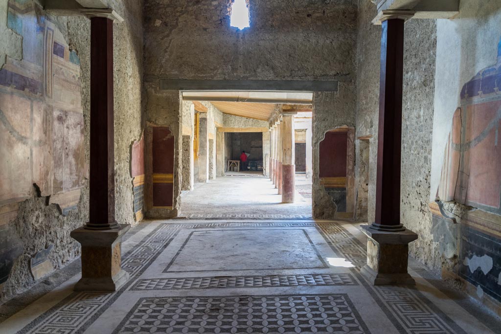 V.2.i Pompeii. March 2023. Room 21, Corinthian oecus, looking west. Photo courtesy of Johannes Eber.