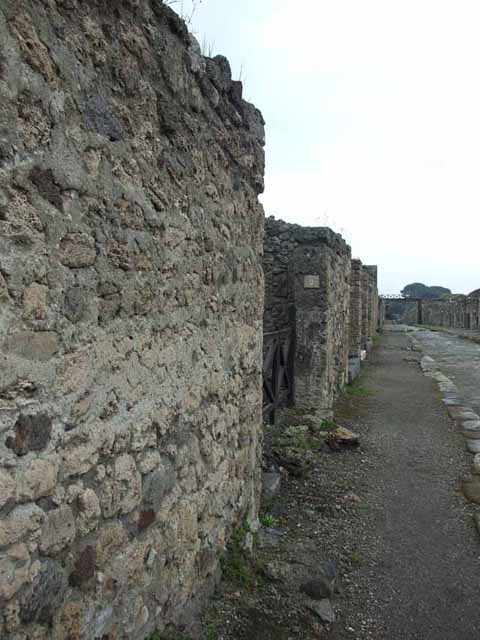 V.3.2 Pompeii. March 2009.  Workshop, looking north to rear two rooms.