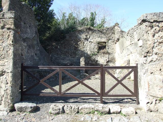 V.3.2 Pompeii. May 2005. East wall.