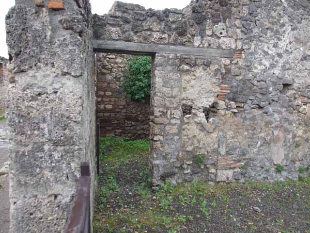 V.3.2 Pompeii. May 2010. West side of workshop. 