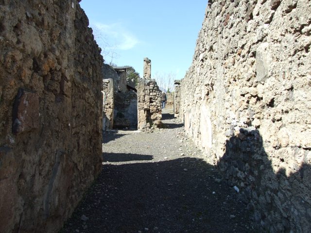 V.3.7 Pompeii. March 2009. Looking north across west side of atrium to Doorway to Triclinium, and passageway to the Garden.