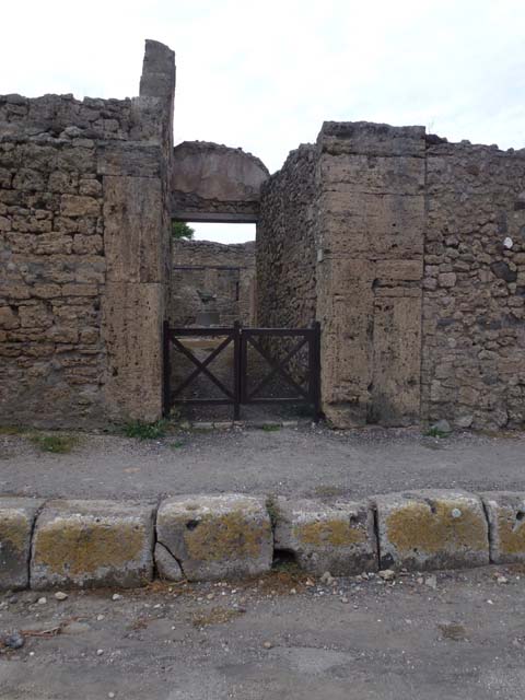 V.3.8 Pompeii. March 2009. East wall of entrance fauces.