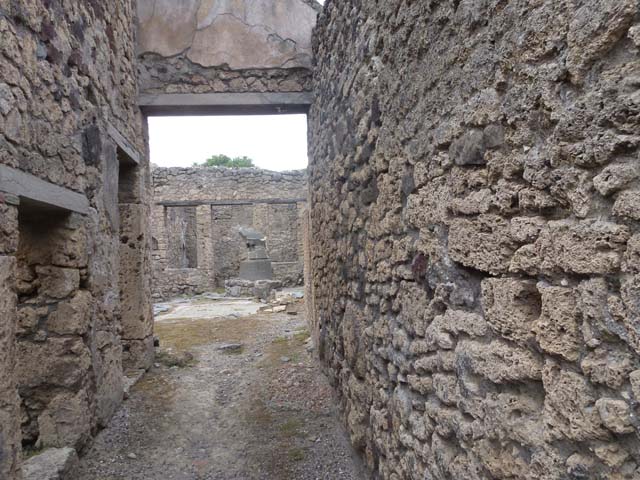 V.3.8 Pompeii. March 2009. Narrow room on west side of entrance corridor. Groove in west wall.