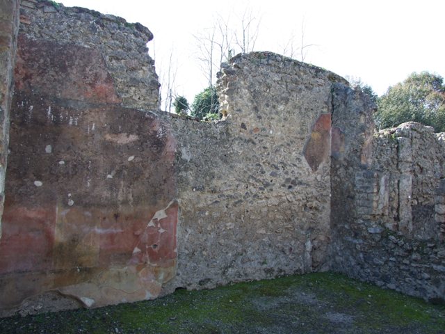 V.3.9 Pompeii. March 2009. North wall of garden area.