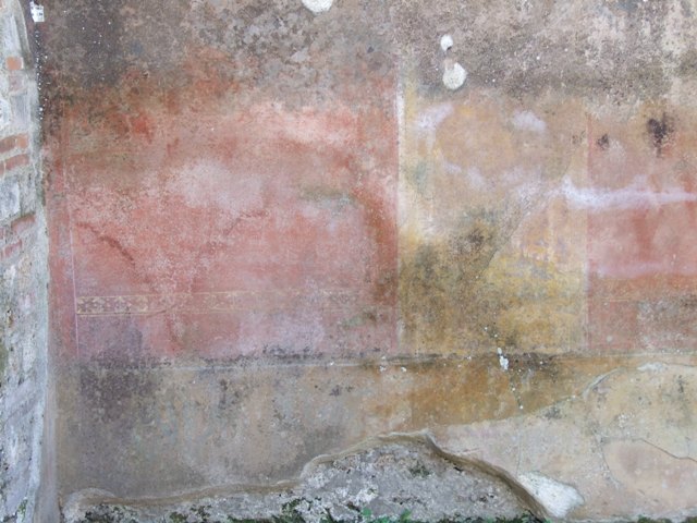 V.3.9 Pompeii. March 2009. West wall of garden area.