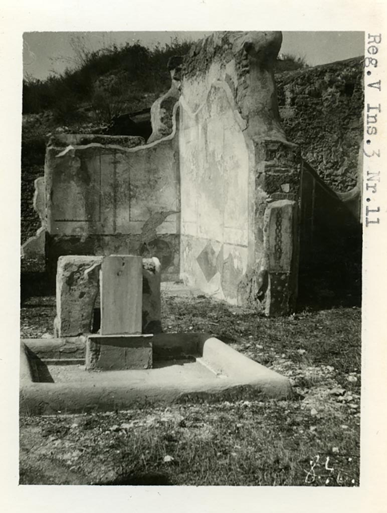 V.3.11 Pompeii. pre-1937-39. Looking west across impluvium in atrium towards tablinum.
Photo courtesy of American Academy in Rome, Photographic Archive. Warsher collection no. 846.
