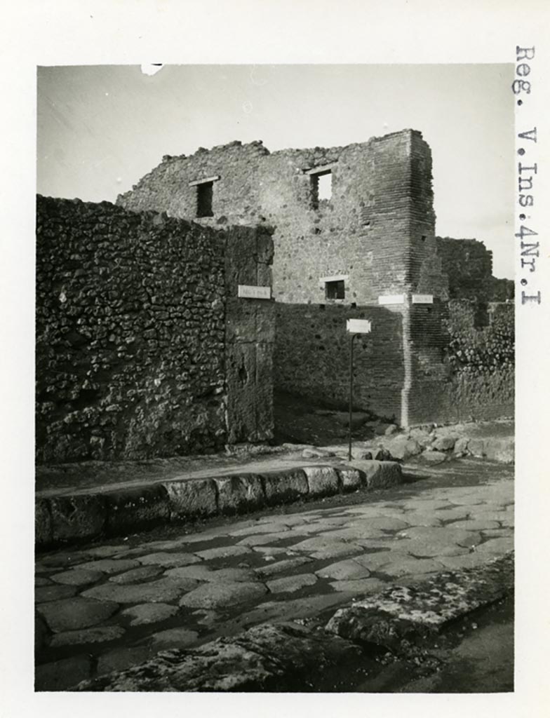 V.4.1 Pompeii. Pre-1937-39. 
Looking towards bakery wall on east side of Vicolo di Lucrezio Frontone from Via di Nola.
Photo courtesy of American Academy in Rome, Photographic Archive. Warsher collection no. 014.
