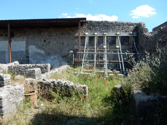V.4.13 Pompeii. May 2005. Looking west along south wall, from V.4.12.