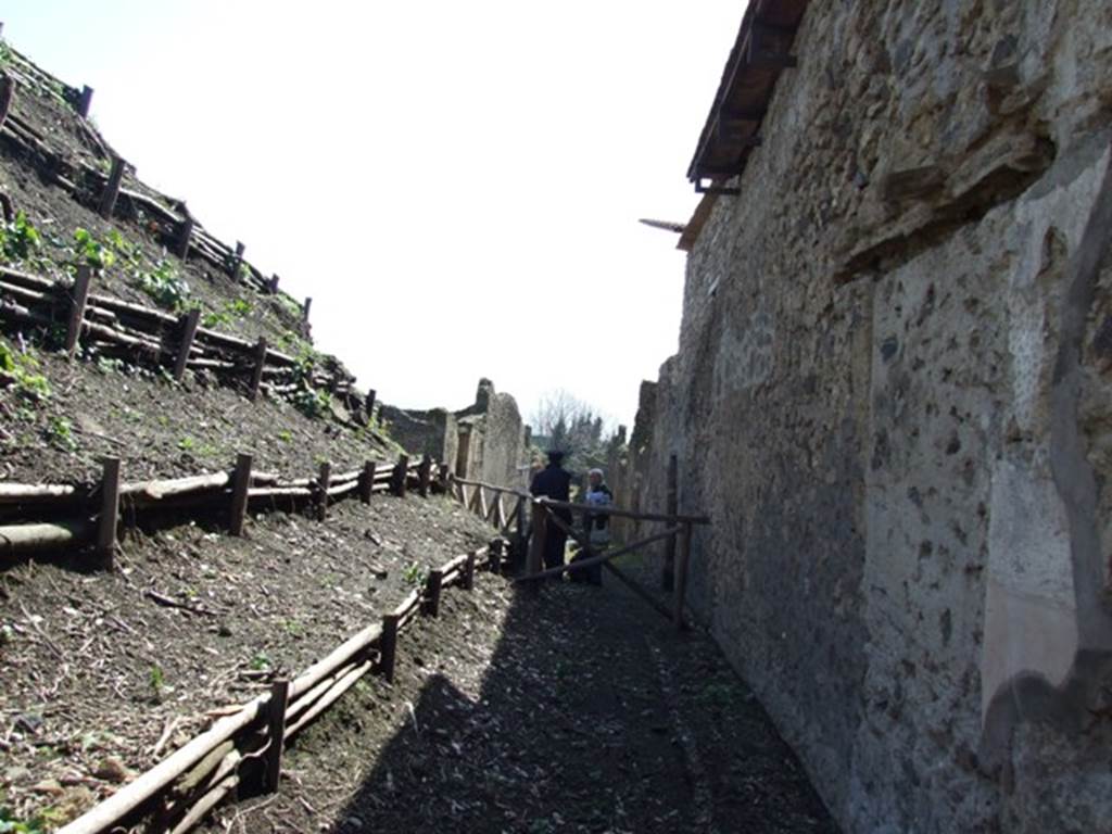 V.4.13 Pompeii. March 2009.  Looking south along Via dei Gladiatori from entrance of V.4.13.

