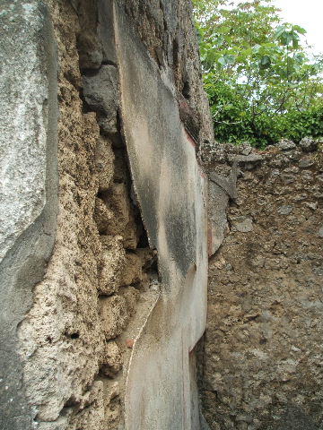 V.4.c Pompeii. March 2009. West wall of cubiculum, with small window onto Vicolo di M. L. Frontone.