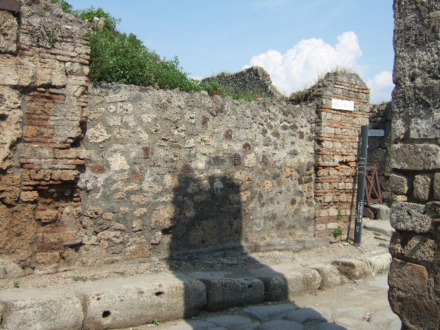 V.6.1 Pompeii. 1906. Paintings of Mercury left and Bacchus right. See Notizie degli Scavi di Antichità, 1906, p. 55 fig. 5.