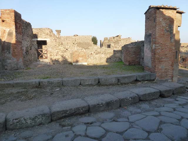 VI.1.13 Pompeii.   December 2005. Looking east.