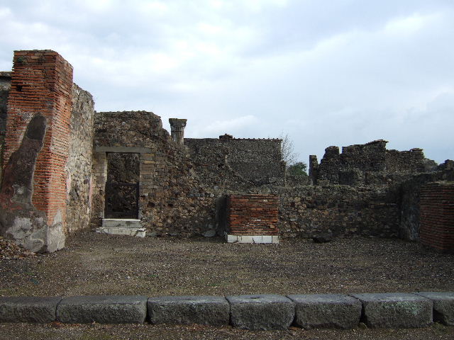 VI.1.13 Pompeii. North wall, and possible site of street shrine.
Photographed 1970-79 by Günther Einhorn, picture courtesy of his son Ralf Einhorn.

