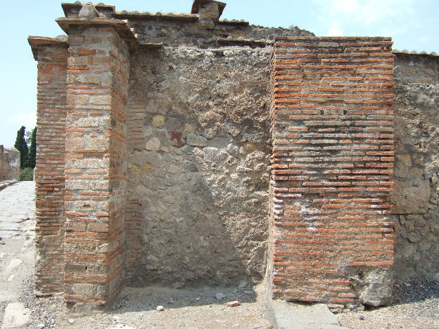VI.1.13 Pompeii.  May 2006.  Looking towards VI.1.22.