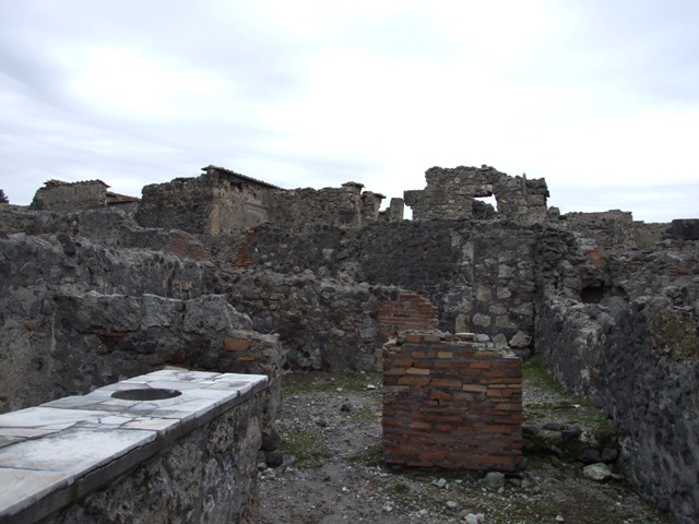 VI.1.17 Pompeii. May 2010. South wall of the bar, with the remains of a niche ?