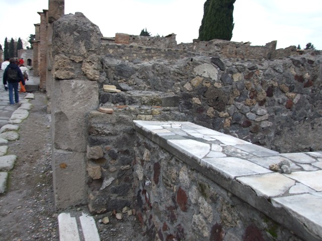 VI.1.17 Pompeii. May 2010. Threshold or sill.