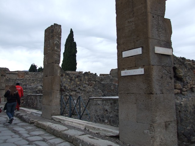 VI.1.18 Pompeii. December 2007. Two-sided marble counter with hearth and two tier shelving.