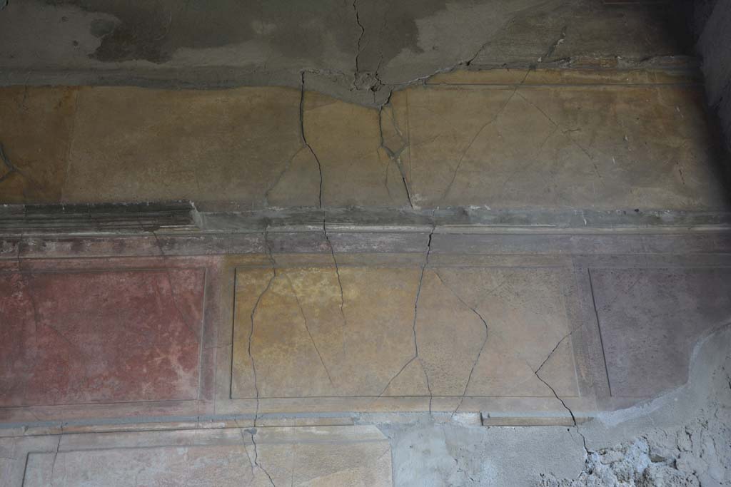 VI.2.4 Pompeii. March 2019. Detail from upper north wall at east end of tablinum above doorway to oecus.
Foto Annette Haug, ERC Grant 681269 DÉCOR.
