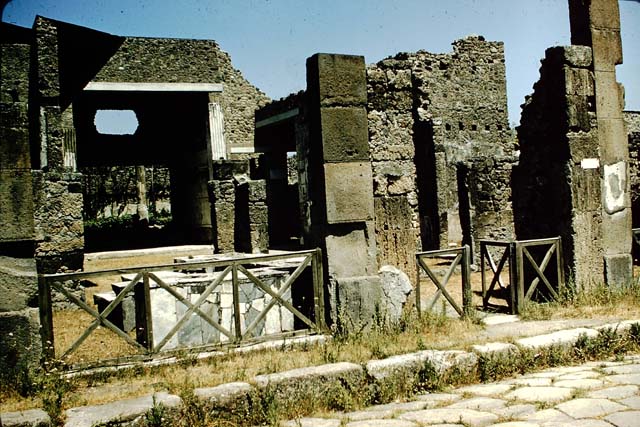 VI.2.4 Pompeii. June 2010. Looking north towards counter of VI.2.5 taken from entrance corridor. Photo courtesy of Rick Bauer.