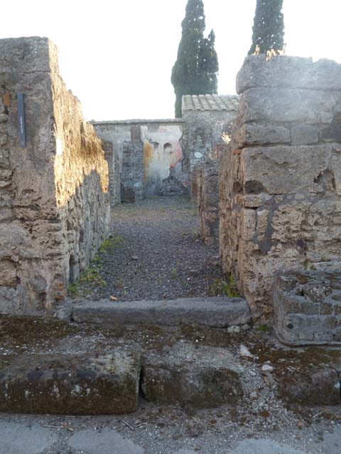VI.2.24 Pompeii. September 2005. Looking north through doorway into triclinium, on north side of atrium.