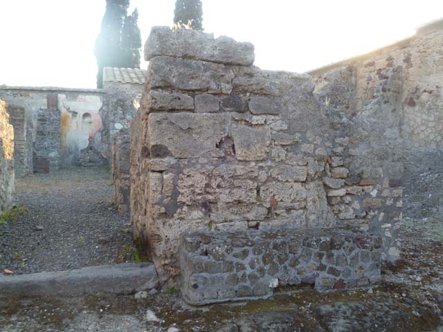 VI.2.24 Pompeii. December 2007. Arched niche in west wall of garden area.