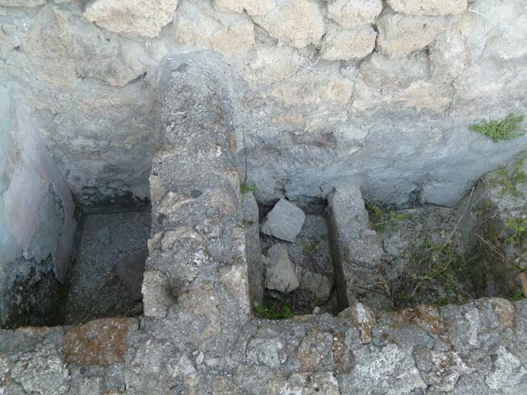 VI.2.26 Pompeii. May 2011. Interior of basin/vat at side of oven.