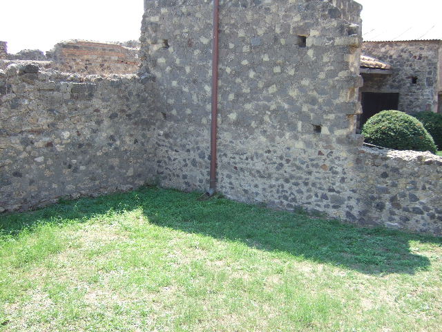 VI.2.31 Pompeii. May 2006. Looking north-west towards portico.