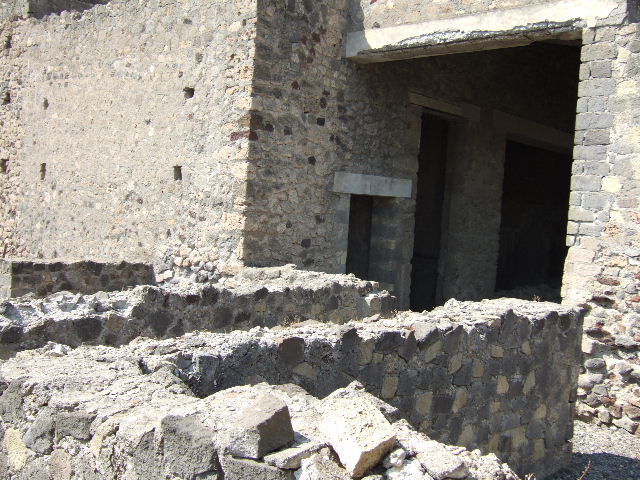 VI.2.31 Pompeii. May 2006. Looking towards small room, east end of corridor to atrium, and tablinum, from rear entrance.