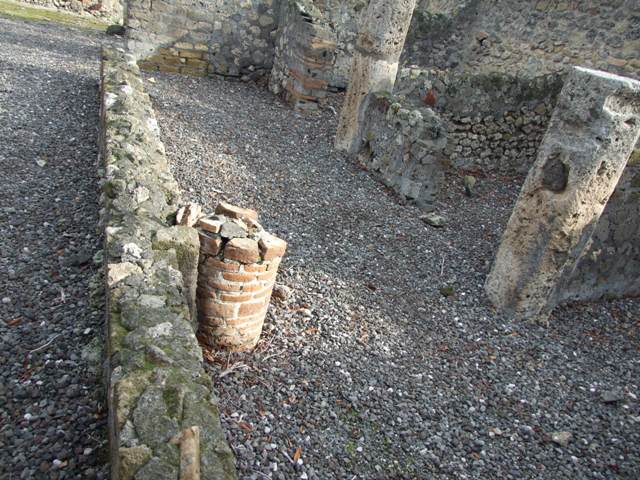 VI.5.3 Pompeii. December 2007. Room 20 detail of painted plaster.