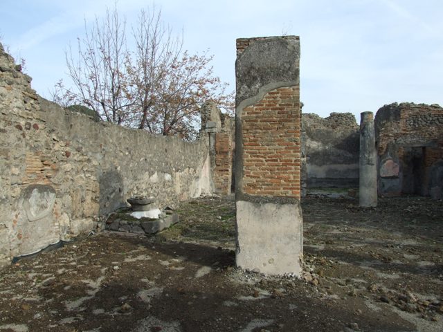 VI.5.5 Pompeii. September 2005. Central panel on the east wall of triclinium to the left behind the peristyle. Helbig identifies in this room: “Room to the left behind the peristyle, Polyphemus, 1047, Oedipus, 1155, Leda, 151”.
See Helbig, W., 1868. Wandgemälde der vom Vesuv verschütteten Städte Campaniens. Leipzig: Breitkopf und Härtel. (1047, 1155, 151).