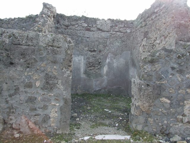 VI.5.5 Pompeii. September 2005. Triclinium to the left behind the peristyle, in the north-east corner.  Helbig identifies in this room: “Room to the left behind the peristyle, Polyphemus, 1047, Oedipus, 1155, Leda, 151”.
See Helbig, W., 1868. Wandgemälde der vom Vesuv verschütteten Städte Campaniens. Leipzig: Breitkopf und Härtel. (1047, 1155, 151).


