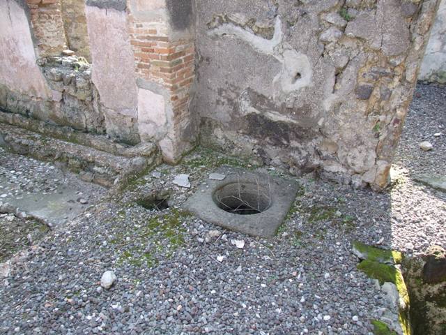 VI.5.17 Pompeii. September 2005. Cistern.