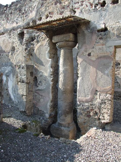 VI.5.17 Pompeii. March 2009. Rear view of base of Etruscan column, looking south.