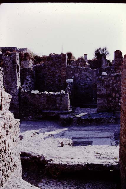 VI.5.19 Pompeii. September 2005. Area on south side of south-east corner of atrium.
